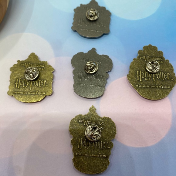Harry Potter Hogwarts School of Witchcraft & Wizardry pins set of 5 metal badge - Picture 10 of 10
